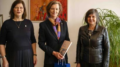 Lekt. mag. Viktorija Osolnik-Kunc, ga. Alison Rodriguez in dekanja Filozofske fakultete prof. dr. Mojca Schlamberger Brezar