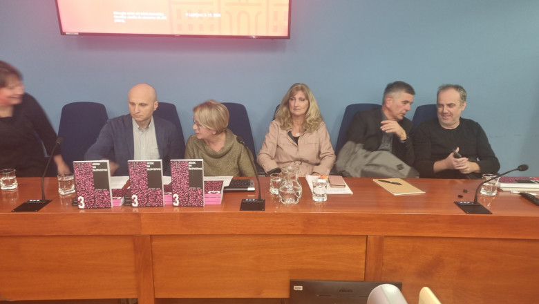 Modra soba, 3. 12. 2024, razpravljavci: prof. dr. Dragica Haramija (PeF UMB), izr. prof. dr. Kozma Ahačič, znanstveni svetnik (Inštitut za slovenski jezik Frana Ramovša ZRC SAZU), prof. dr. Alenka Žbogar, vodja okrogle mize in urednica tematske številke Jezika in slovstva, prof. dr. Vesna Mikolič, znanstvena svetnica (predstojnica Inštituta za jezikoslovne študije ZRS Koper in predavateljica na Univerzi v Trstu (na Katedri za slovenski jezik in književnost Oddelka za humanistične študije), prof. dr. Marko S