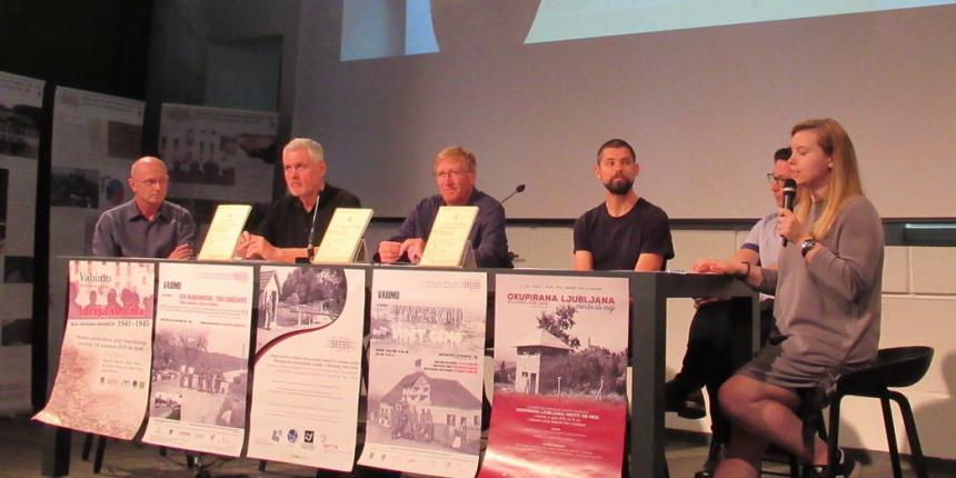 Predstavitev zaključkov projekta v Atriju ZRC. Z desne proti levi: izr. prof. dr. Kornelija Ajlec, doc. dr. Peter Mikša, dr. Rok Ciglič, prof. dr. Božo Repe, asist. dr. Božidar Flajšman in izr. prof. dr. Bojan Balkovec.